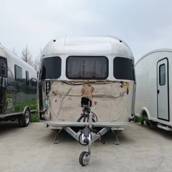 WM Airstream Camper - Image 9