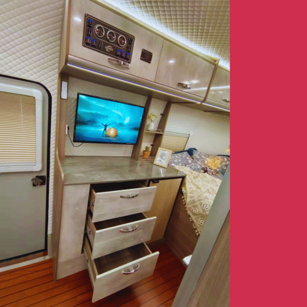 WM Airstream Camper - Image 8